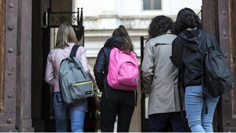 Sesso con due studentesse di 15 e 16 anni, professore di Asti a giudizio: gli incontri nella sua abitazione e in un parco della città