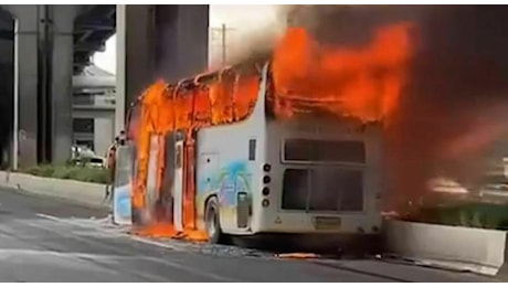 Strage di bambini e ragazzi: l'autobus della gita scolastica divorato dalle fiamme. Morti in 25, anche tre insegnanti