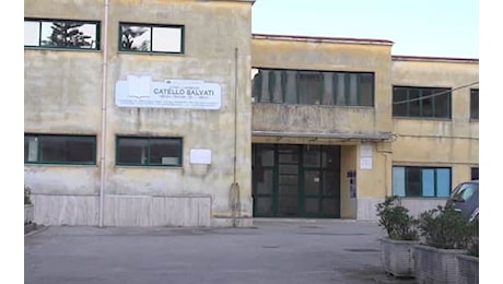 Insegnante aggredita a Castellammare, oggi la riapertura blindata per la scuola