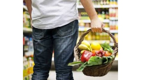 Crescono ancora i prezzi degli alimenti, pesa l'inflazione di ottobre