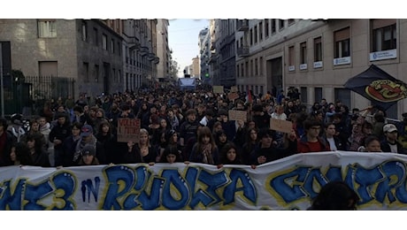 Sciopero degli studenti a Milano, il corteo in piazza Castello: Cambiamo insieme la scuola