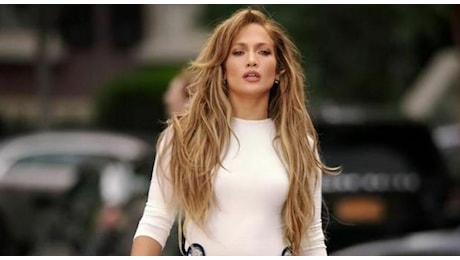 Jennifer Lopez in vacanza in Italia senza Ben Affleck, è crisi? La popstar fotografata in un hotel di lusso a Positano