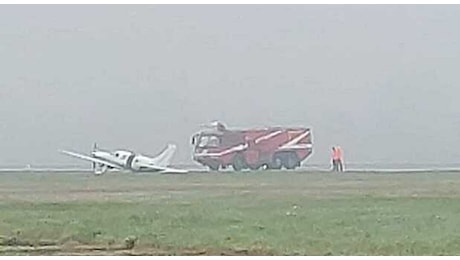 Incidente all'aeroporto Canova, aereo in fase di atterraggio finisce fuori pista: scalo chiuso, voli in arrivo dirottati in altri aeroporti