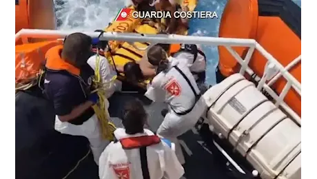 Il naufragio di Lampedusa, ricerche senza esito: il bimbo di 8 anni ha visto la mamma inghiottita dalle onde