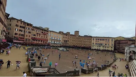 Pioggia battente su Piazza del Campo, rinviato (di nuovo) il Palio di Siena