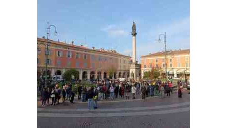 Rabbia e dolore, Piazza Duomo gremita per l'ultimo saluto