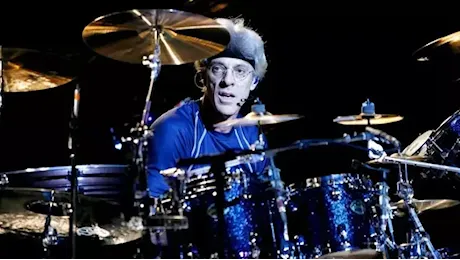 Stewart Copeland a Cagliari: per Capodanno sul palco lo storico batterista dei Police