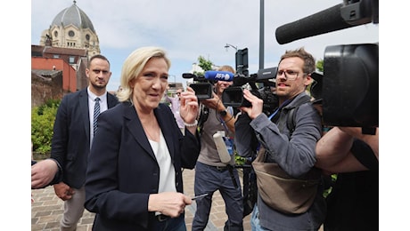 Francia, Le Pen accusa Macron: “Golpe amministrativo contro volontà elettori”