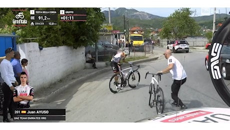 Giro d'Italia 2025 - 1a tappa - Caduta di Juan Ayuso - Video