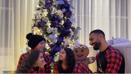 Salah preso di mira sui social per la foto sotto l'albero di Natale: Ci hai deluso