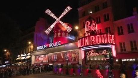 Il Moulin Rouge di Parigi ritrova le pale in un tripudio di cancan