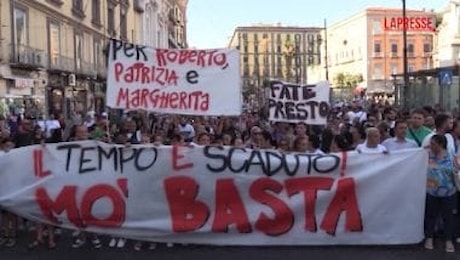 Napoli, il popolo delle Vele di Scampia sfila per le strade del centro: Il tempo è scaduto, mò basta!