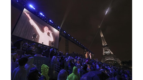 Parigi 2024, Celine Dion incanta: il mitico ritorno dopo la malattia – Video