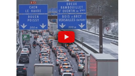 Meteo: Parigi, gran freddo e la prima Neve sulla capitale della Francia, il video