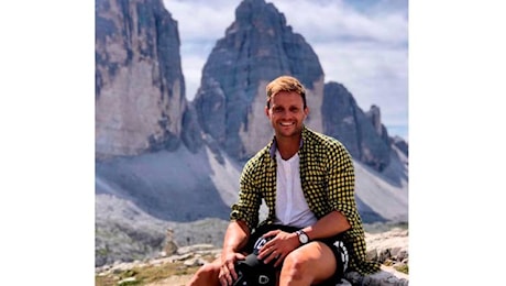 Addio a Luca Perazzini, un migliaio di persone nella chiesa di San Vito per l’ultimo saluto all’alpinista morto sul Gran Sasso