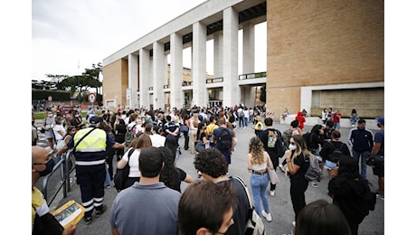 Roma: studenti occupano tetto Facoltà di Lettere a La Sapienza