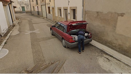 L'omicidio risolto da Google Street View: il killer fotografato mentre mette il cadavere in auto