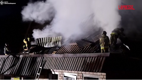 VIDEO Ucraina, bombe russe su Mykolaiv: in fiamme edifici residenziali