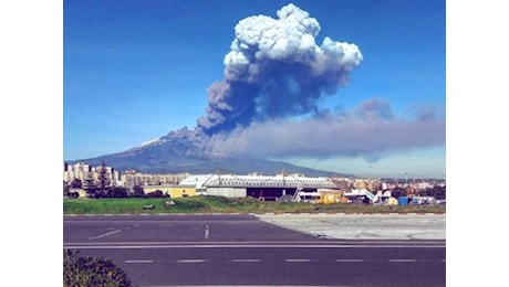 Cenere dall’Etna, l’aeroporto di Catania ferma tutti i voli