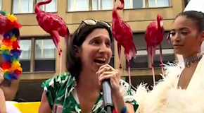 L'abbraccio tra Elly Schlein e Elodie sul carro del Pride di Milano: «Vogliamo una legge contro l'odio» - Il video
