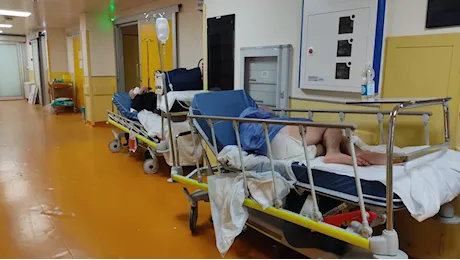 Incubo pronto soccorso a Cagliari: «Pazienti in barella anche per 10 giorni»