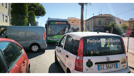 Bus frena di colpo, passeggero sbatte la testa contro l'estintore e muore / AGGIORNAMENTI