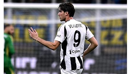 Vlahovic non si perde Milan Juve: il serbo fa il tifo così per i suoi compagni da casa – FOTO