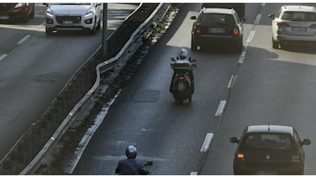 Roma, incidente tra scooter e camion su tangenziale est, in prossimità di via dei Campi Sportivi: morto un 62enne
