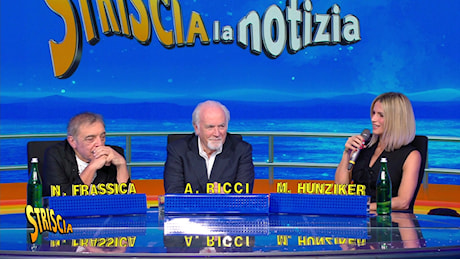 Cosa ci riserveranno da stasera Hunziker e Frassica, l'inedita coppia di conduttori di Striscia la notizia? Battute surreali a gogo: rivediamo i siparietti della conferenza