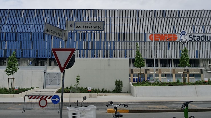 Tifoso ucciso a Bergamo dopo la lite, sul luogo del delitto uno striscione con minacce - Sportmediaset Tifoso ucciso a Bergamo dopo la lite, sul luogo del delitto uno striscione con minacce - Sportmediaset