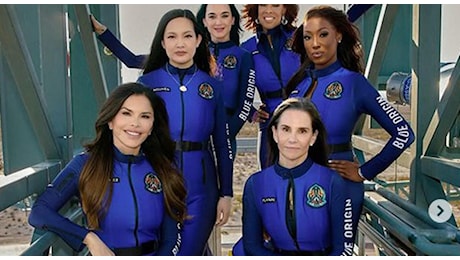 Il lancio, il volo e il bacio alla terra: viaggetto spaziale di lady Bezos & C