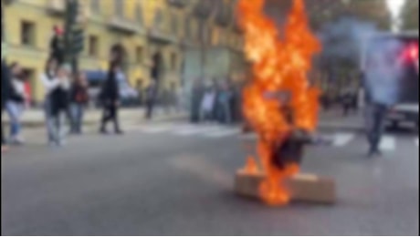 Scontri al corteo di Torino, manifestanti bruciano un fantoccio di Valditara