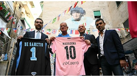 Coppa Italia, il Palermo omaggia Maradona: visita al murale prima della sfida contro il Napoli