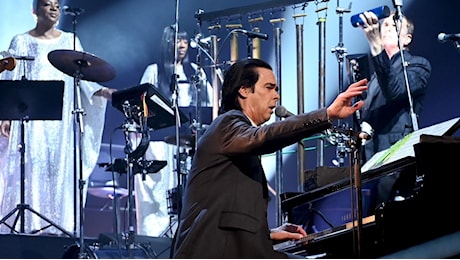 Nick Cave, gioia e dolore per gli 11 mila del Forum di Assago