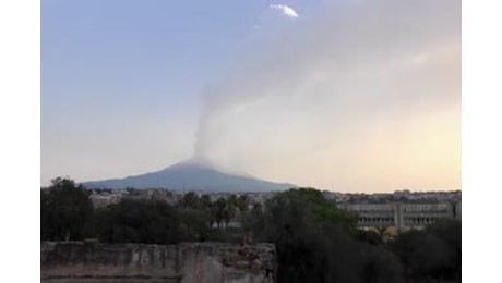 Parossismo dell'Etna: fontana di lava e nube di cenere alta 5 chilometri