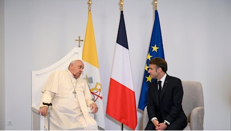 Papa Francesco incontra Macron: “Grazie per il gesto di venire qui”