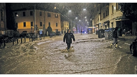 Bologna finisce sott’acqua: un morto e 3.500 evacuati