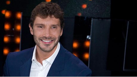 Buon compleanno Stefano De Martino, 35 anni e una camicia bianca per sbancare in tv