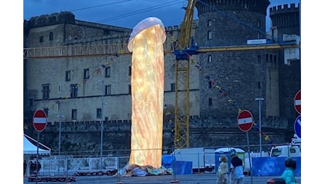 Il Pulcinella di Gaetano Pesce in piazza Municipio sarà sostituito da opera napoletana