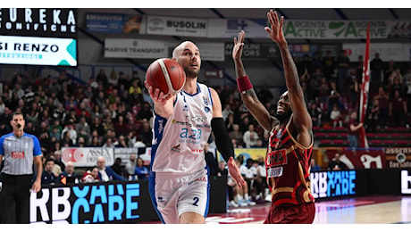 Brescia corsara a Venezia 90-89, Napoli piega Scafati 96-94 in overtime e si sblocca, ok Sassari, Tortona e Reggio