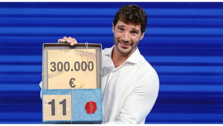 Affari Tuoi, coppia vince 300mila euro. Stefano De Martino ironizza: «Vi saluto, forse da domani non sarò più qui»