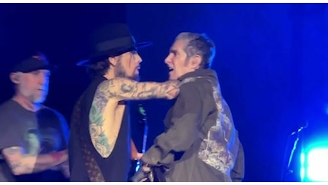 Jane's Addiction, rissa tra Perry Farrell e Dave Navarro durante il concerto: il video diventa virale