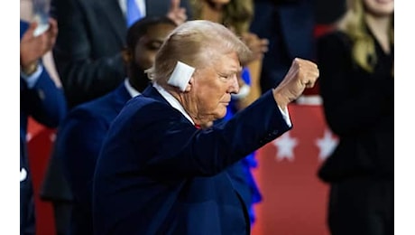 Donald Trump alla convention repubblicana: orecchio bendato e standing ovation