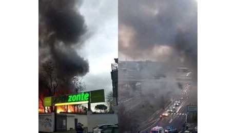 Incendio su via Collatina, bruciano resti di baracche a ridosso del supermercato