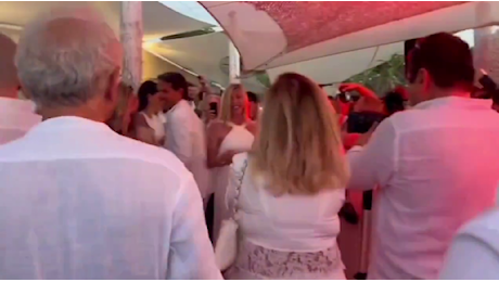 Il matrimonio a Formentera tra Pippo Inzaghi e Angela Robusti: gli invitati ballano sulle note dei Gipsy Kings