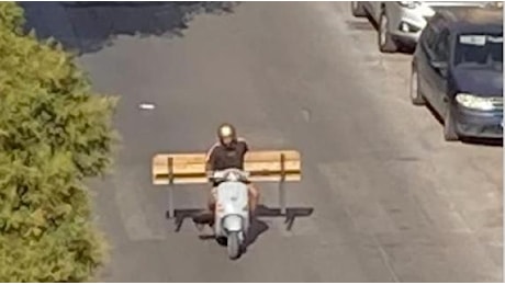 Furto a Palermo, ruba una panchina da un parco pubblico e la porta via con lo scooter
