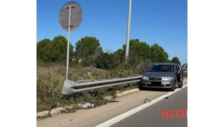 Ferma l'auto su ciglio della tangenziale, travolto da un furgoncino: perde la vita a 47 anni