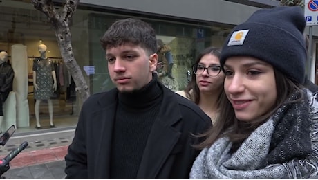 Bari, freddo e vento non fermano l’aperitivo della vigilia di Natale: “Tradizione da rispettare” - VIDEO