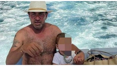 Capri, foto in barca tra i Faraglioni (ma è vietato): la gaffe dell'assessore Mirko Avellino