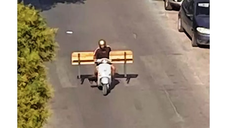 Incredibile a Palermo: ruba una panchina e la carica sullo scooter